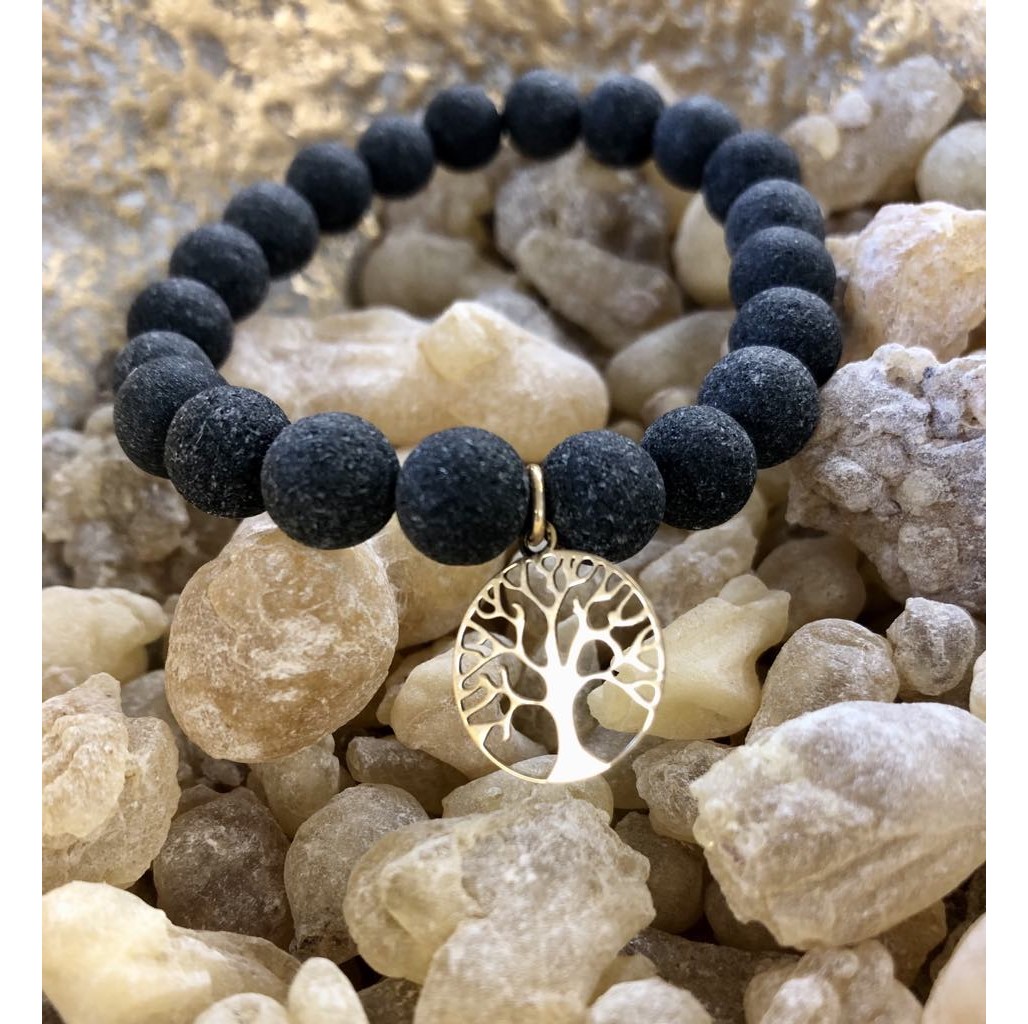 TÖMJÉN karkötő - FEKETE + aranyozott ezüst ÉLETFA charm - 7-8mm Ø kb. 17 cm - Florasense Valódi tömjénből speciális eljárással készült, mely lehetővé teszi, hogy ékszerként is kifejthesse jótékony hatását.